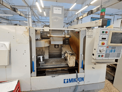 Mikron VCE 750-2 CNC freespink, esiplaan, kus on juhtpaneel ja spindel töötlemisalal, kulumine ja mustus.