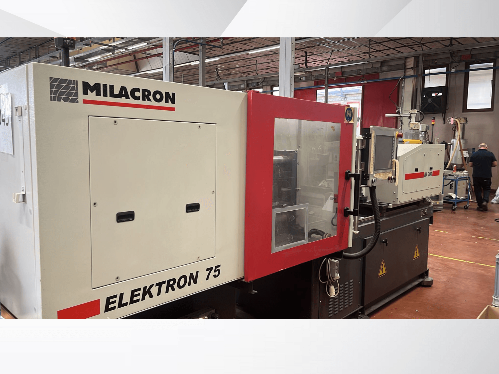 Milacron Elektron 75 survevalu masin töökojas, külgvaates on näha selle juhtpaneel ja mehaanilised osad.
