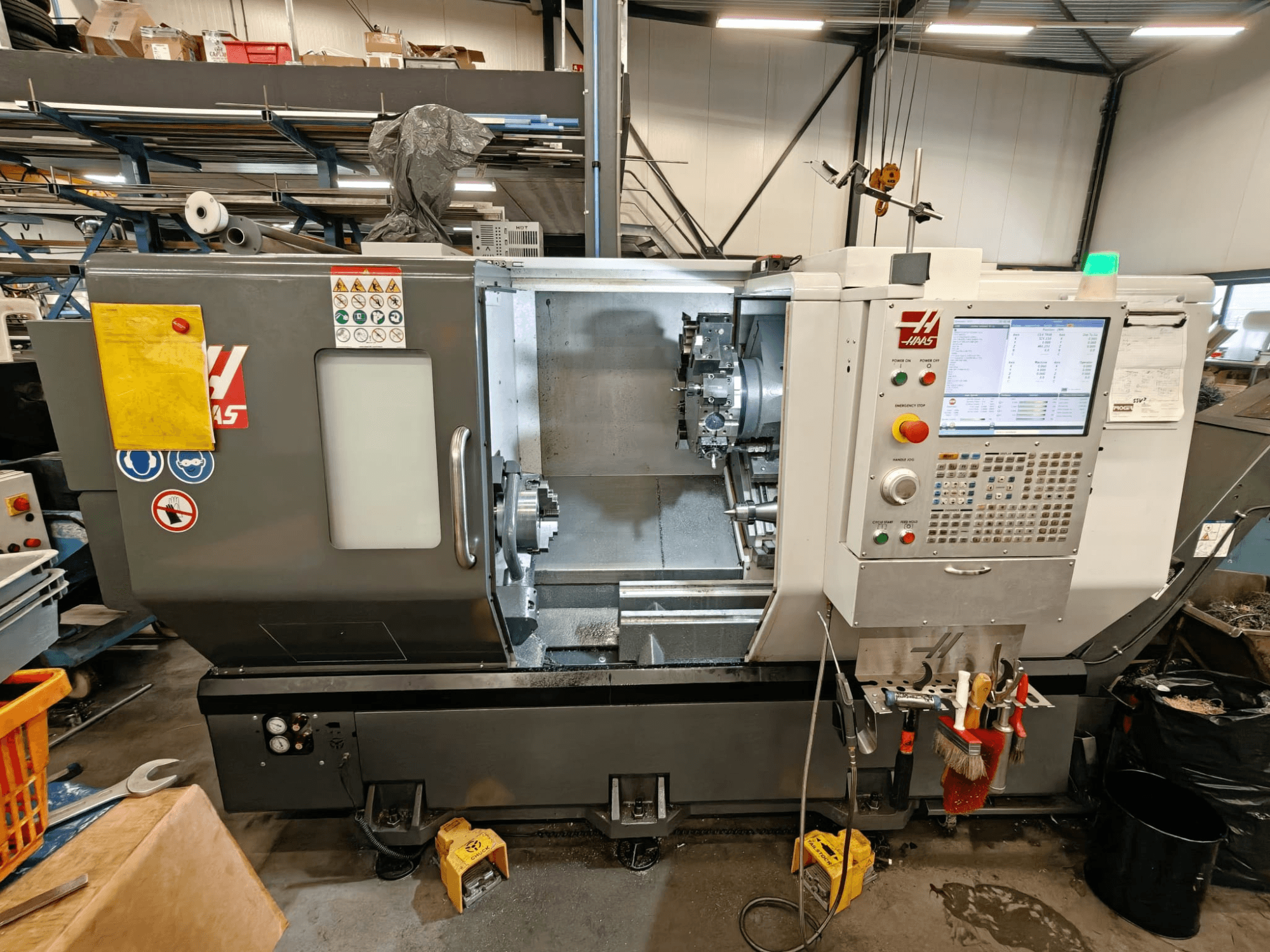 HAAS ST-25Y horisontaalne treipink, esivaade, kus on näidatud juhtpaneel, tööriistade hoidmine ja töökoja seadistus.