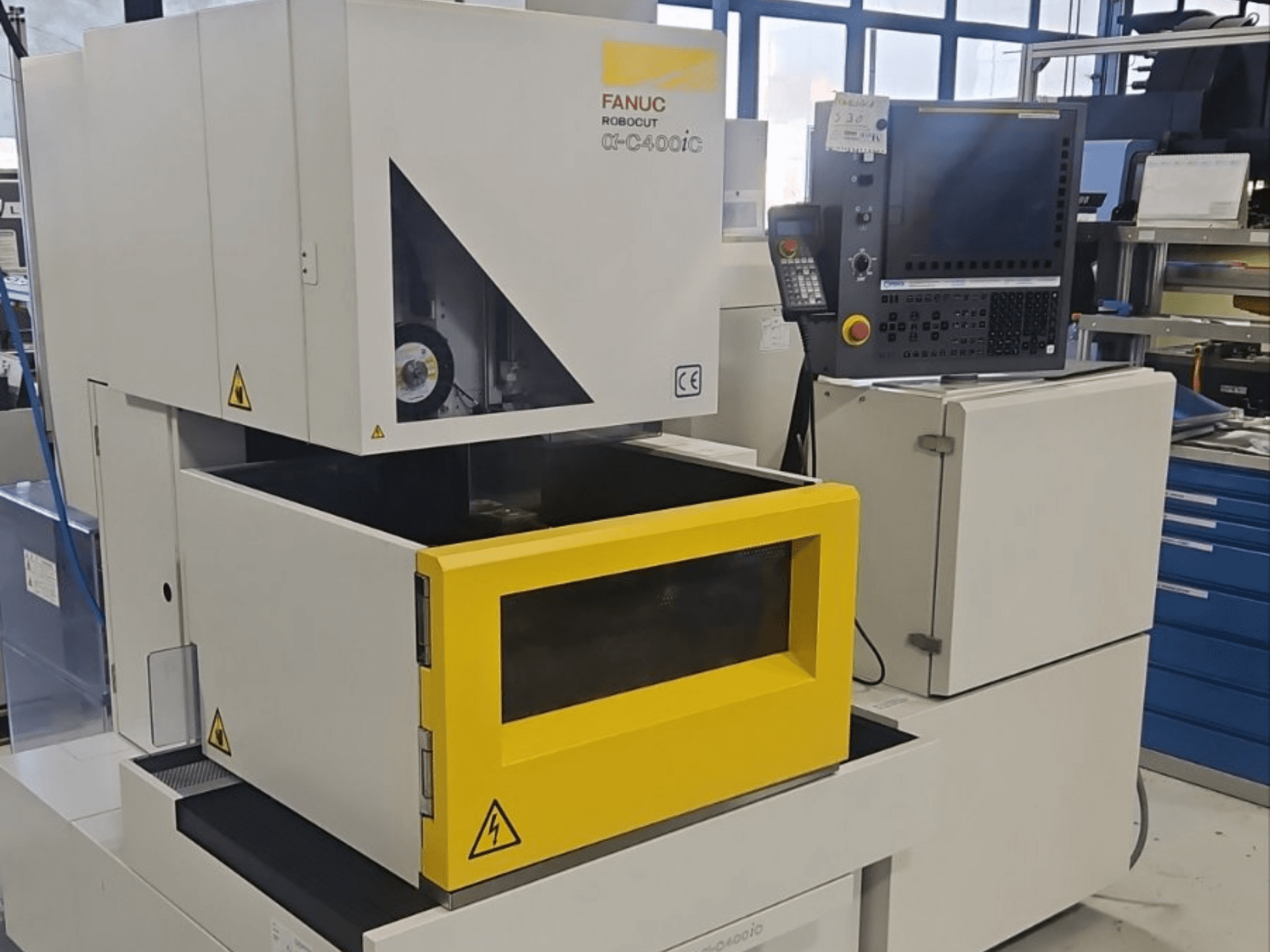 FANUC Robocut alpha-C400iC sügavuslõikamise EDM-masin eestvaates, millel on kollane töödela ja juhtpaneel.