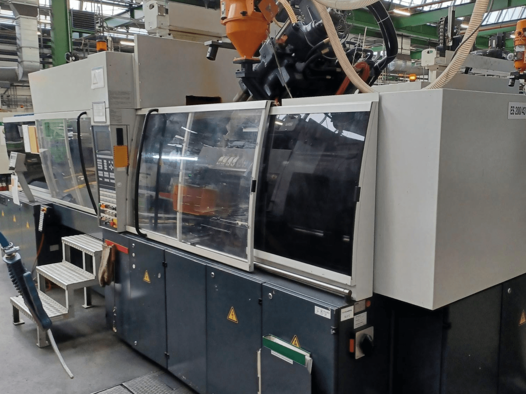 Plastist survevalu masina esivaade, kaubamärk ja mudel teadmata, läbipaistvate turvauste ja juhtpaneeliga.