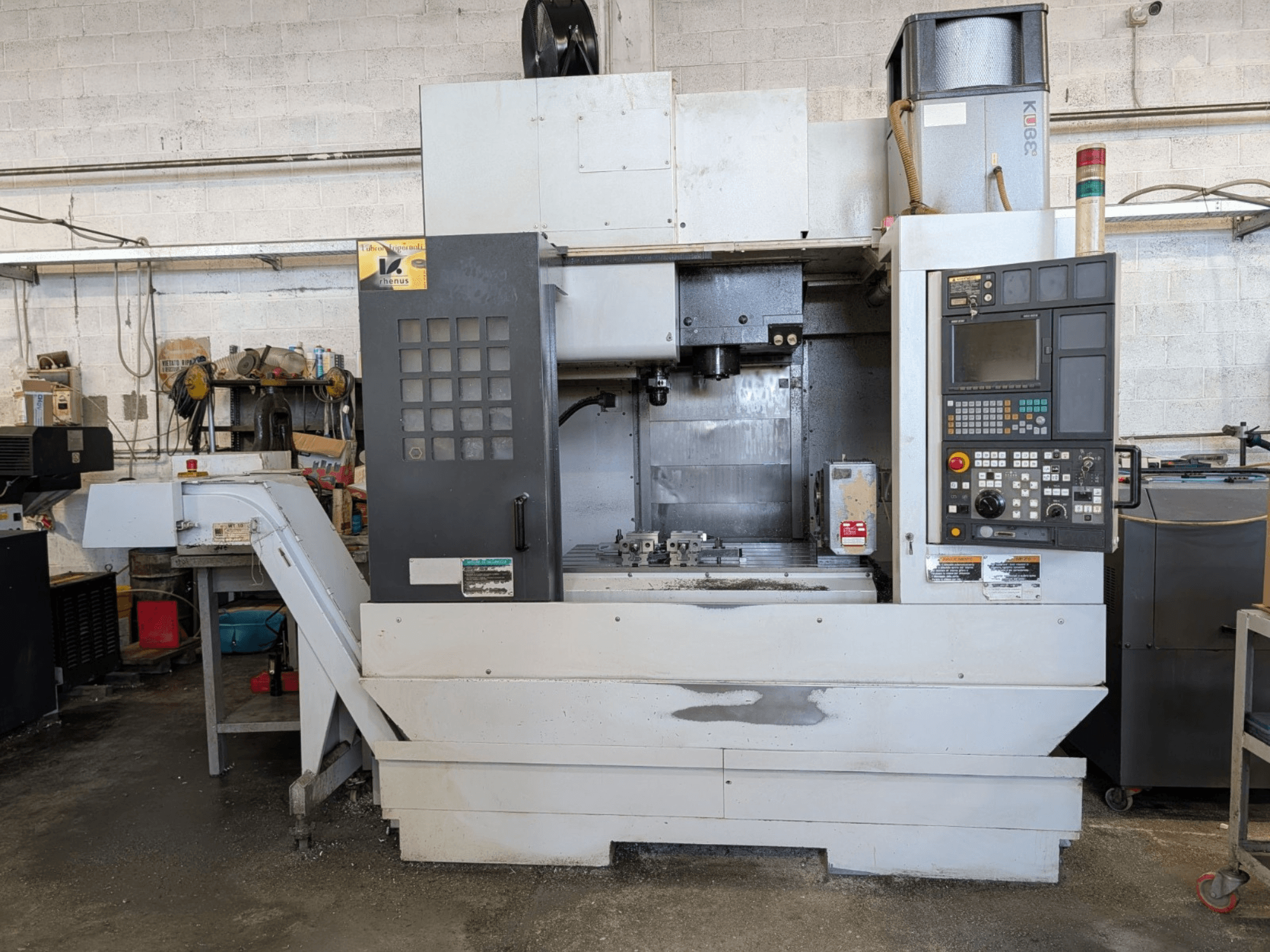 MORI SEIKI NV-5000α1/40 vertikaaltöötluskeskuse esiplaan, kus on näha juhtpaneel ja tööala.