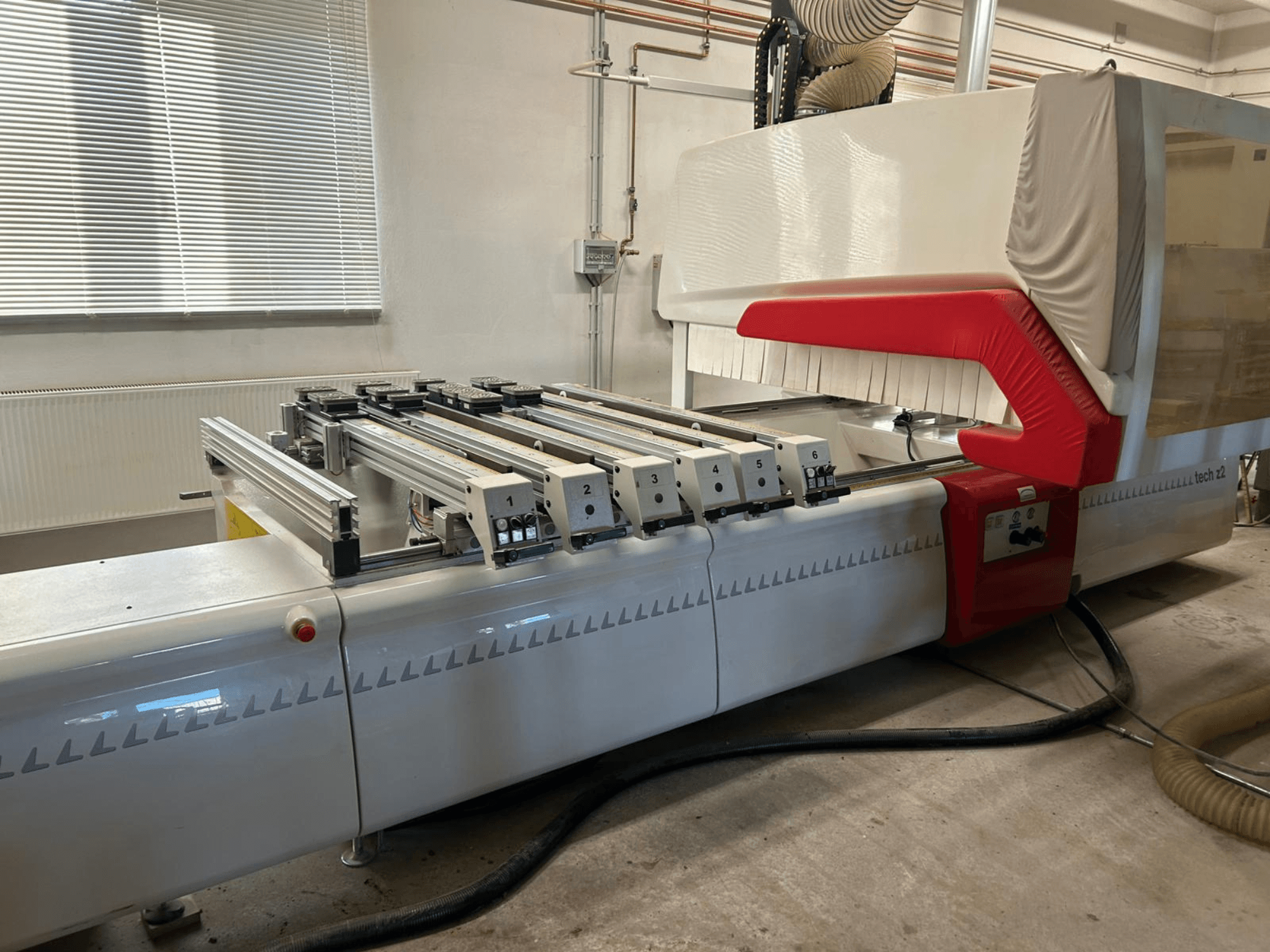 SCM TECH Z2-27-C puidupuurmasin, külgvaade, millel on juhtpaneel ja rööpad, punaste ja valgete kujunduselementidega.