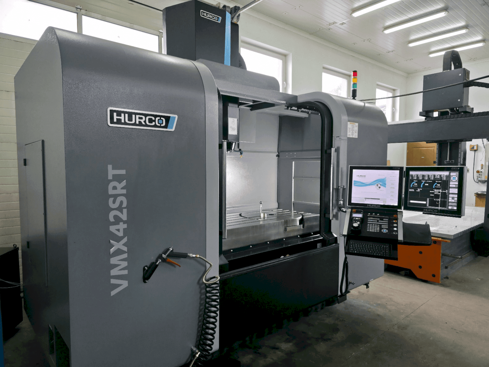 Masina Hurco VMX 42SRTi eestvaade
