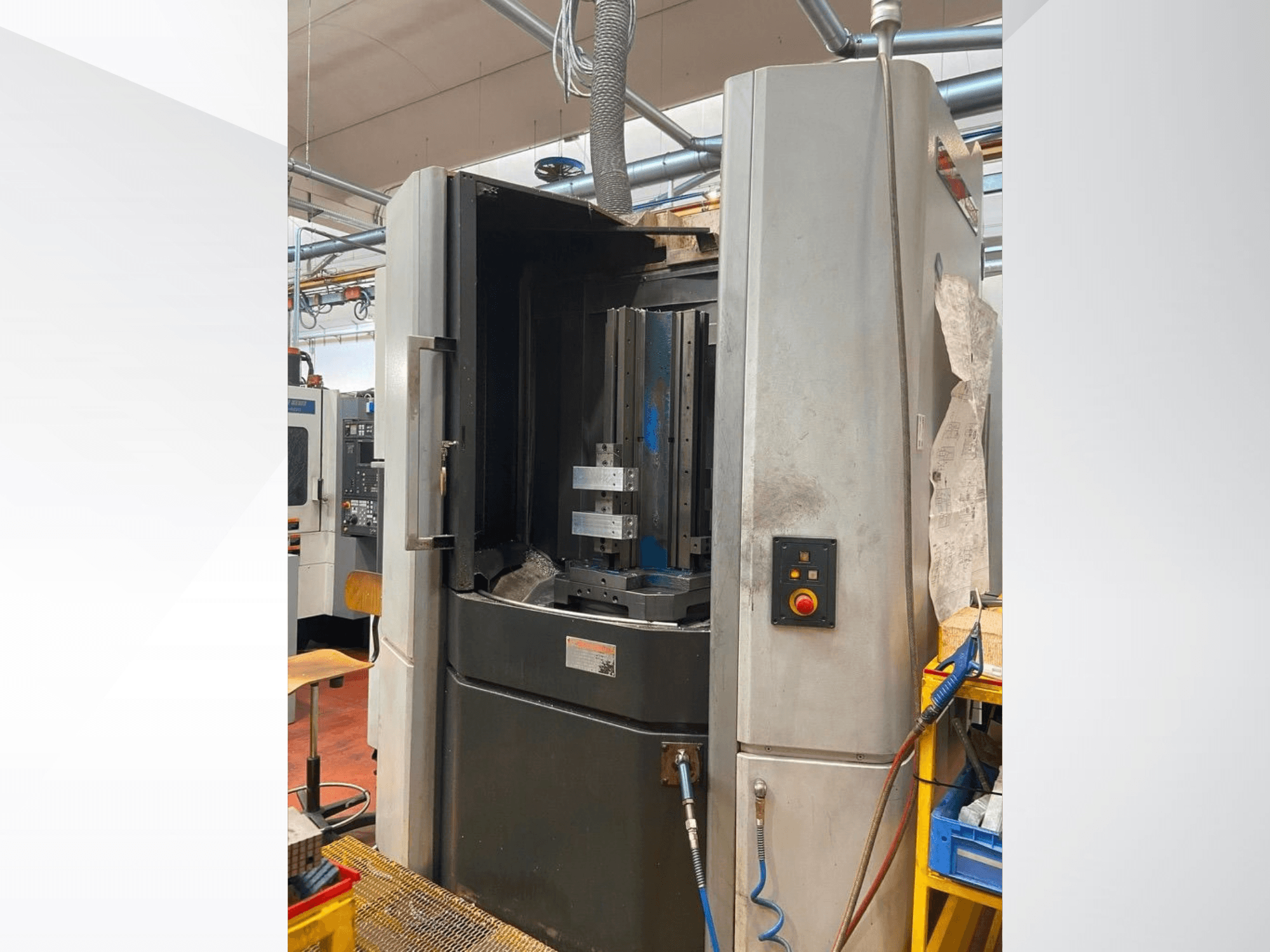 MORI SEIKI NHX 5000 horisontaalne töötlemiskeskus, esivaade, millel on näha avatud uks, tööriistahoidja ja juhtpaneel.