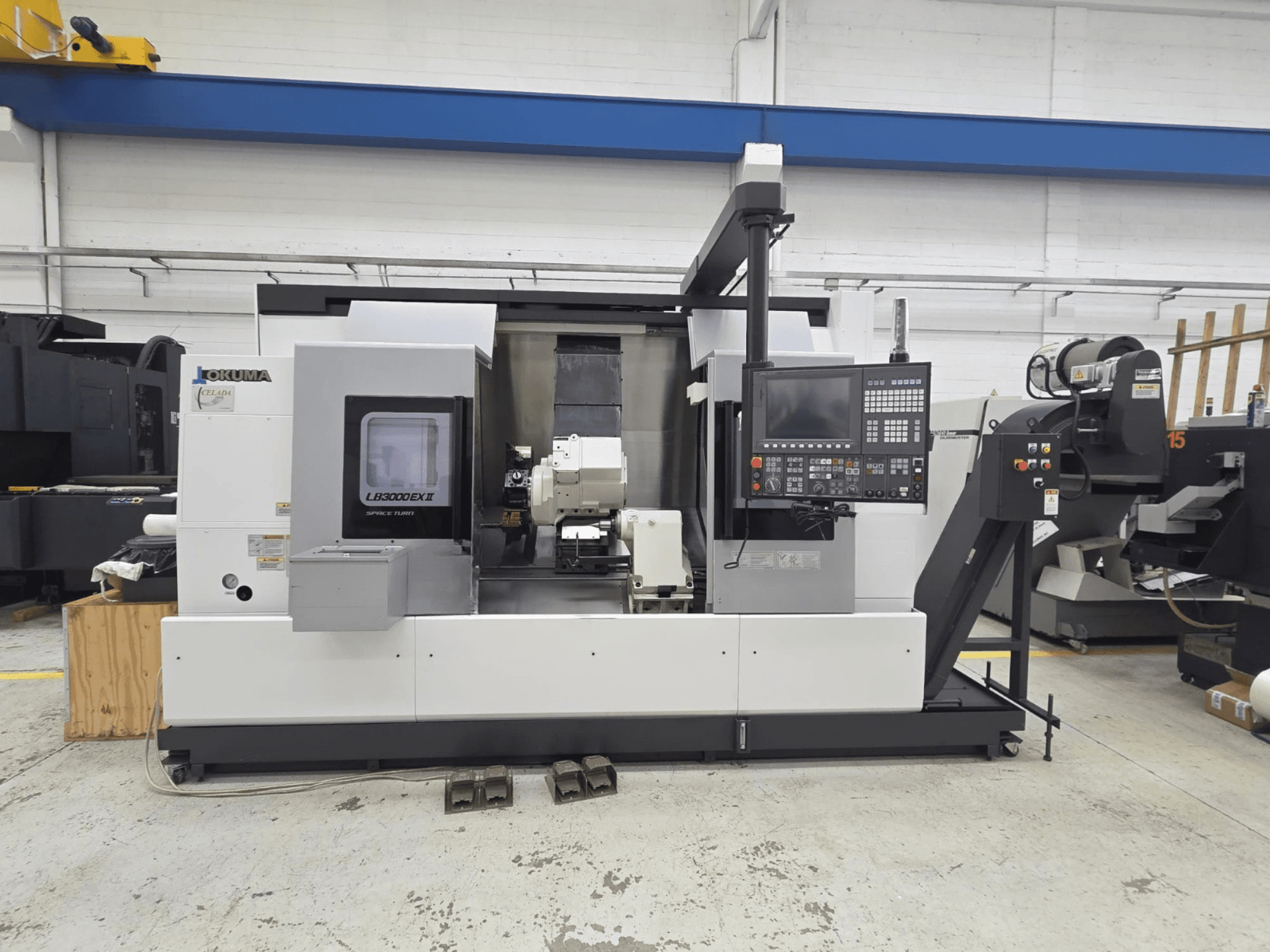 Okuma LB 3000 EXII horisontaalne treipingi esiplaanil, millel on juhtpaneel ja tööriistahoidik.