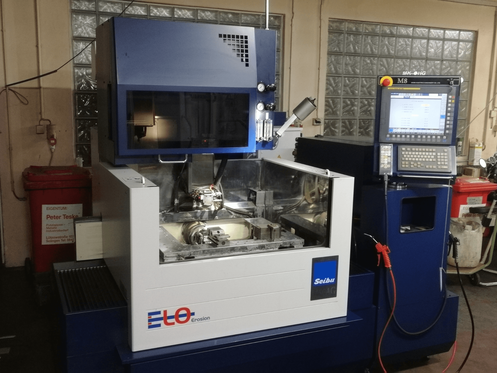 ELO Seibu erosioonimasin esiplaanilt, millel on juhtpaneel ja nähtav metallosadega tööpiirkond.