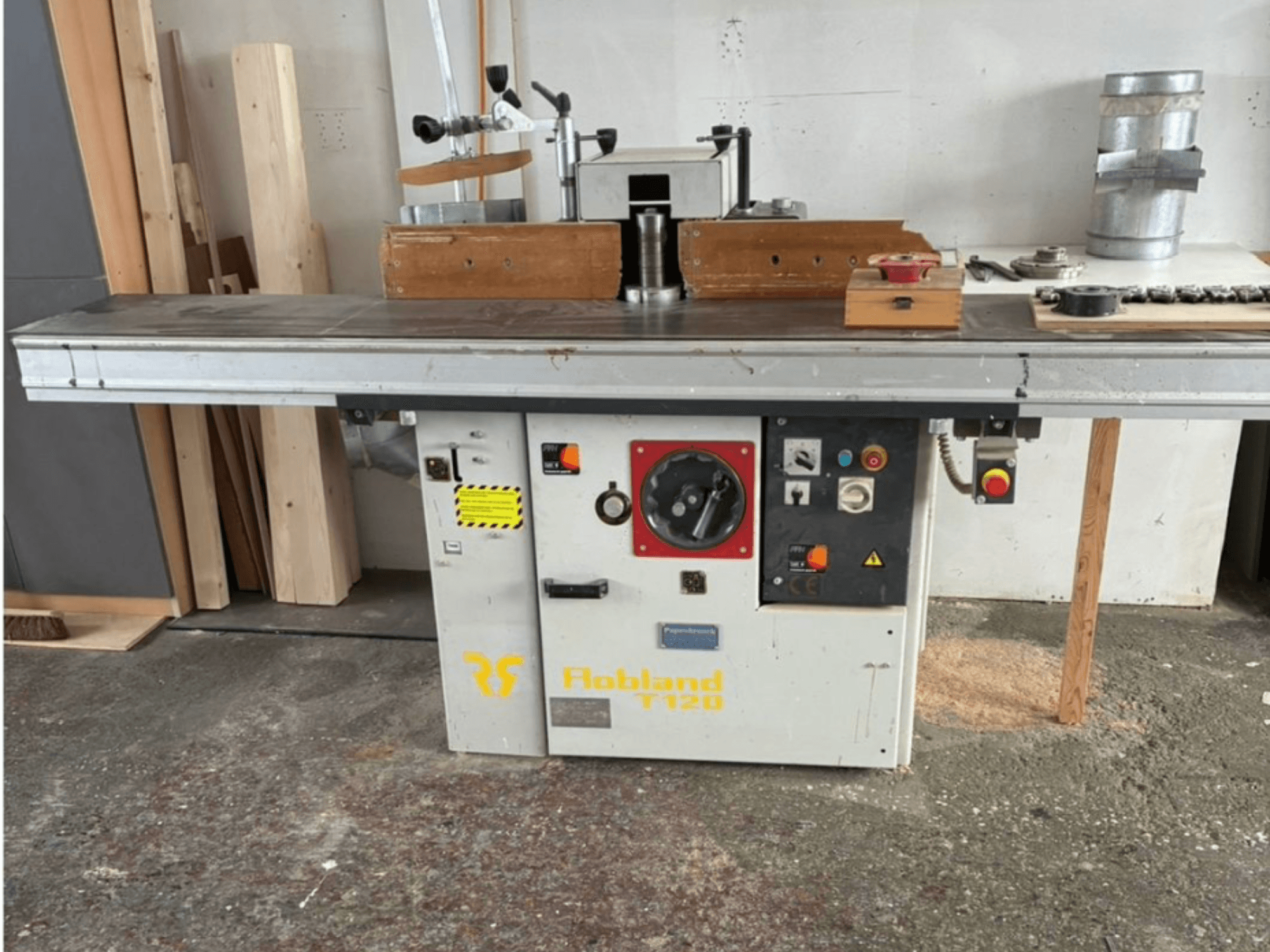 Hobbland T120 lauahöövel, esivaade, millel on hõbedane pind, nuppudega juhtpaneel ja ohutussildid.