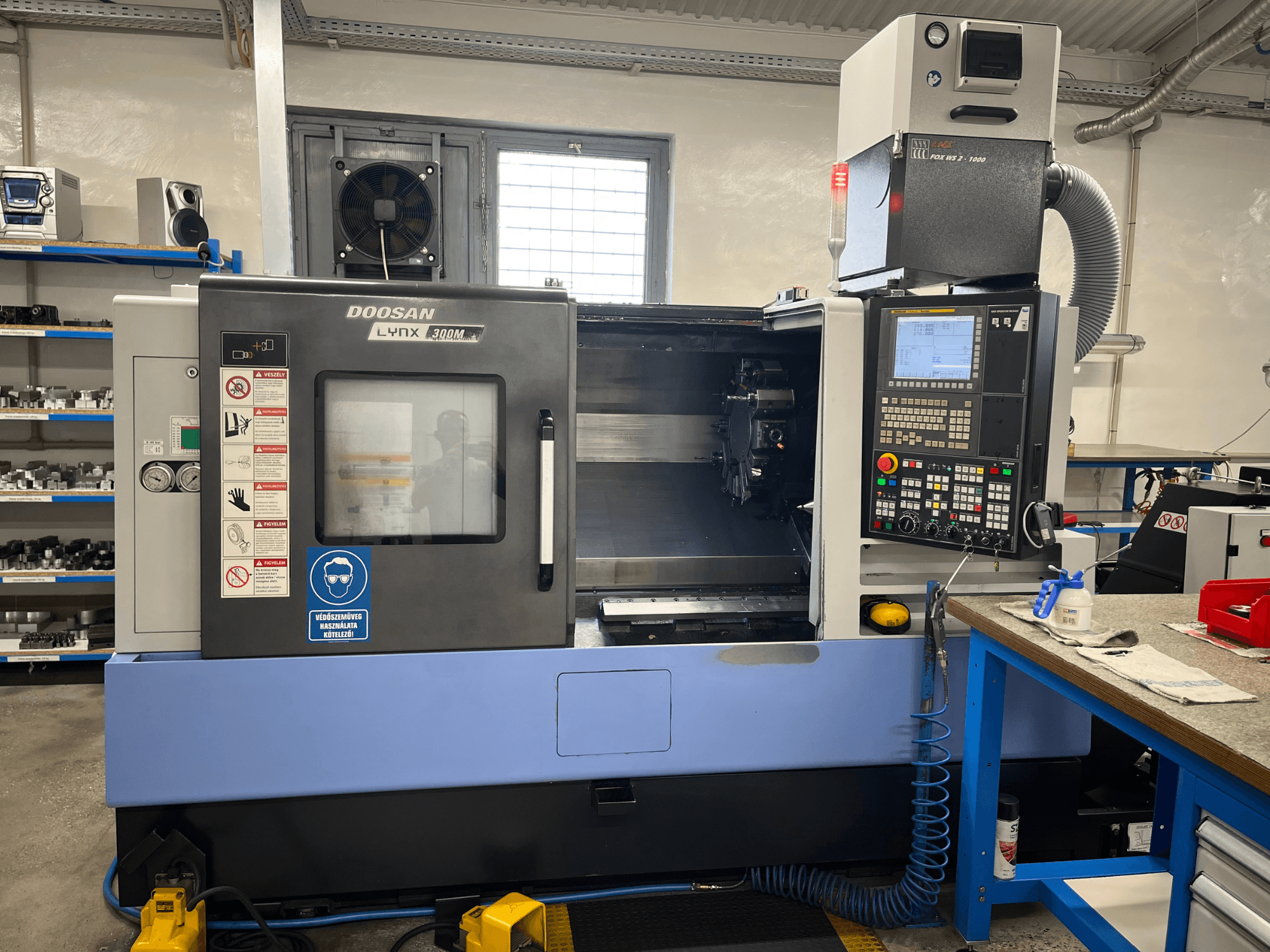 DOOSAN LYNX 300M horisontaalne treipink, vaade eest, millel on näha juhtpaneel ja töökomponendid.